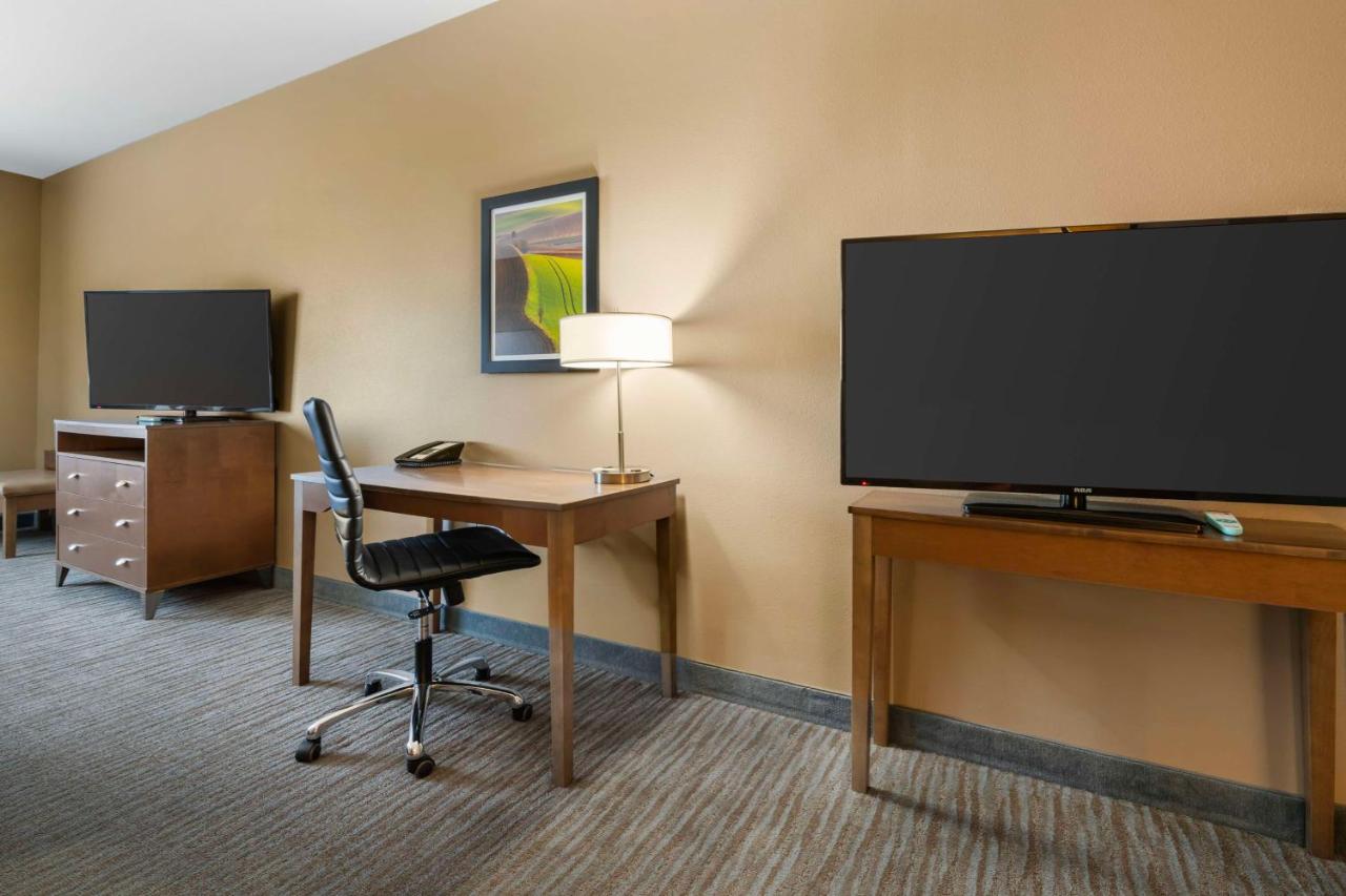 Queen Suite with Two Queen Beds with Sofa Bed at Best Western Plus Jefferson