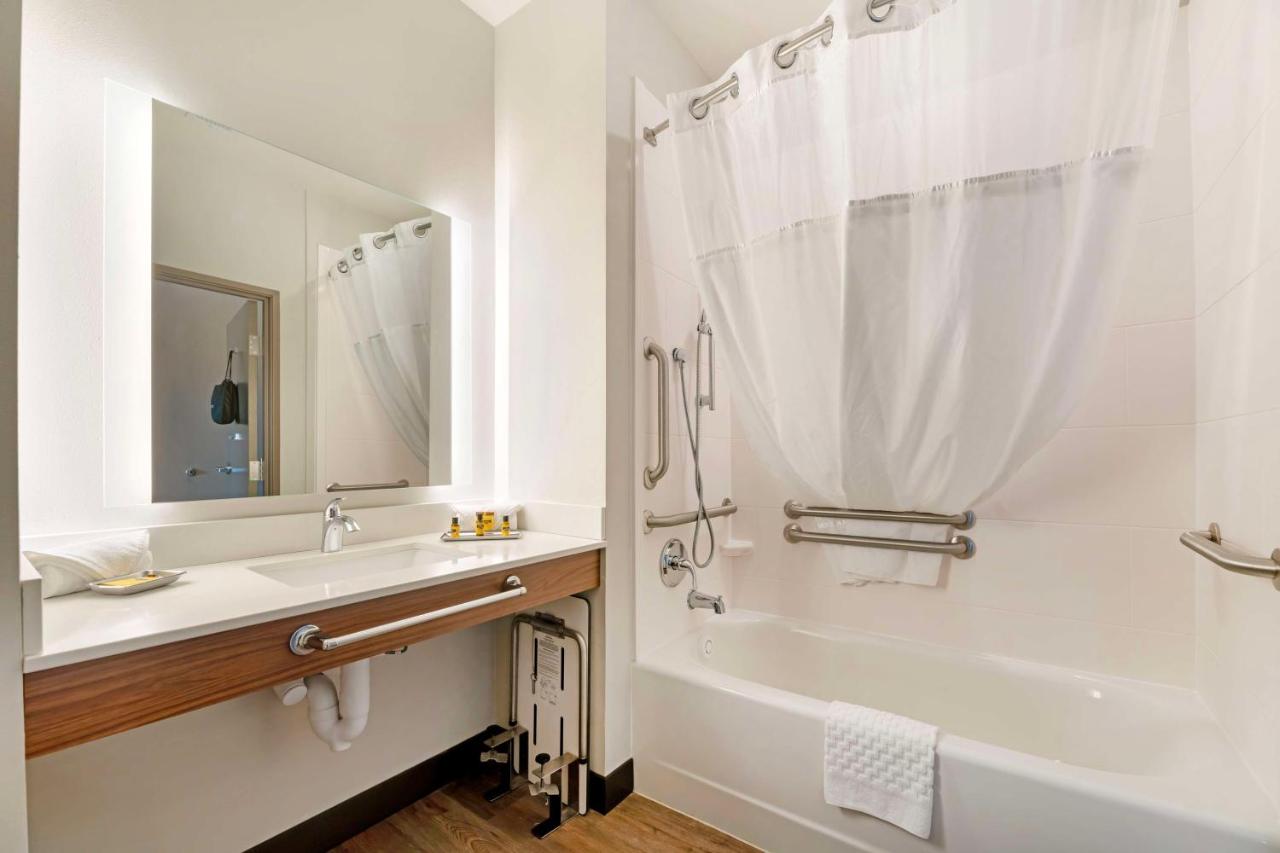 Queen Room with Two Queen Beds - Disability Access at Best Western Plus Jefferson