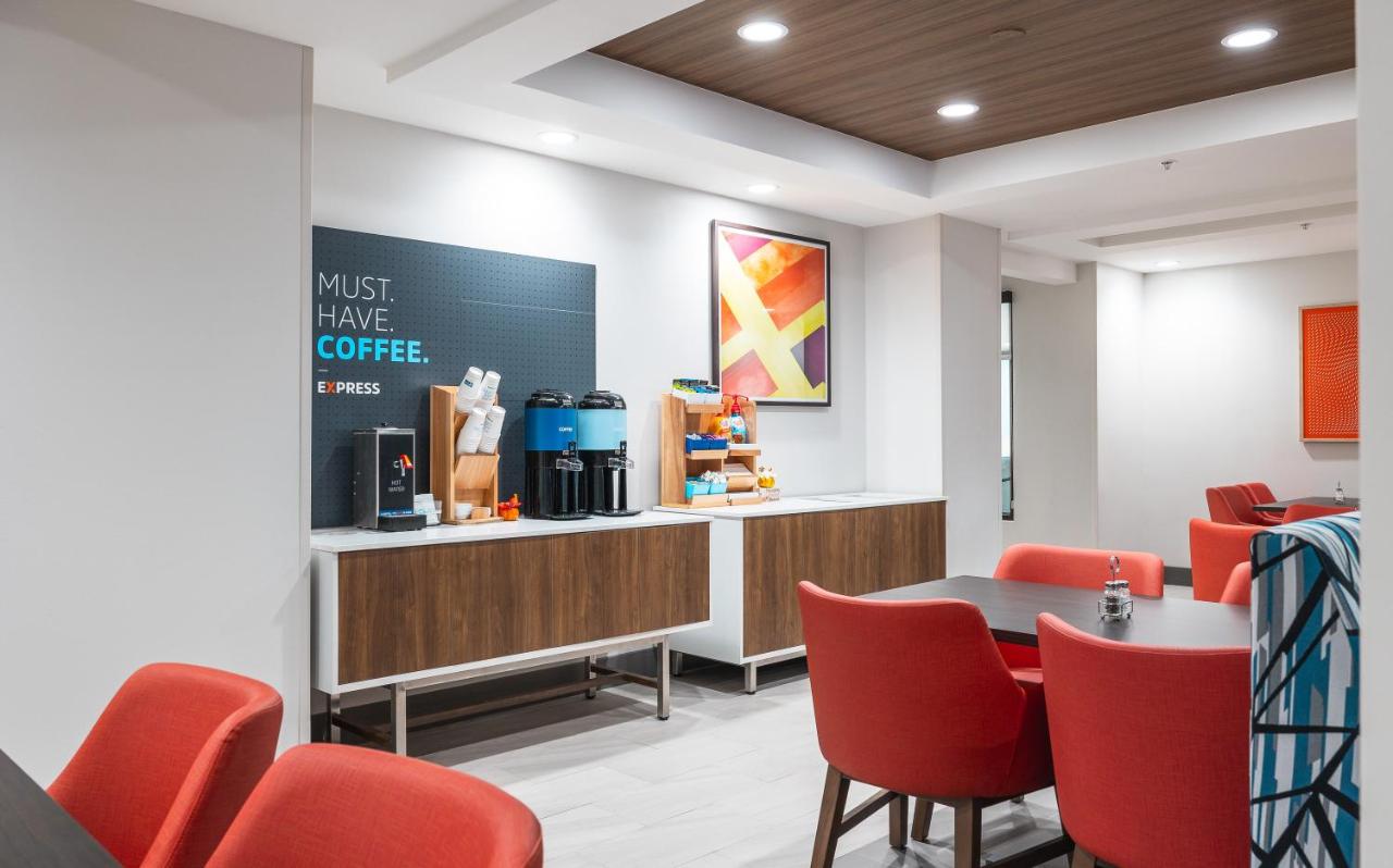| Holiday Inn Express Hotel & Suites St. Robert, an IHG Hotel