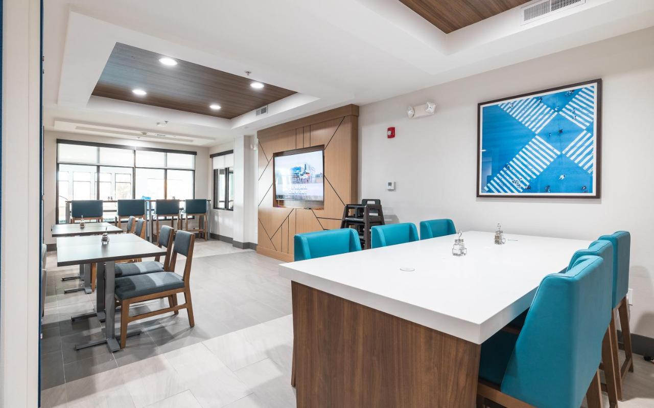 | Holiday Inn Express Hotel & Suites St. Robert, an IHG Hotel