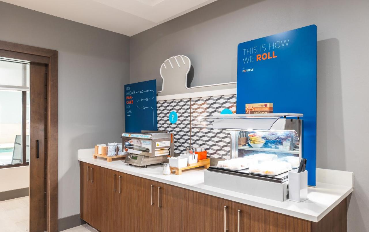 | Holiday Inn Express Hotel & Suites St. Robert, an IHG Hotel