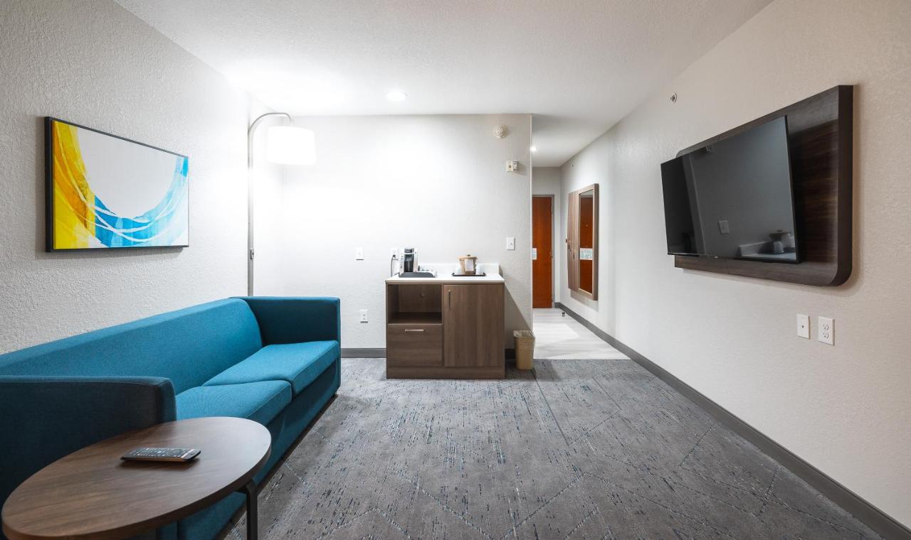Executive King Suite at Holiday Inn Express Hotel & Suites St. Robert by IHG