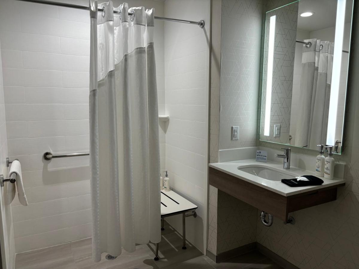 Twin Room - Mobility Access at Holiday Inn Express Hotel & Suites St. Robert by IHG