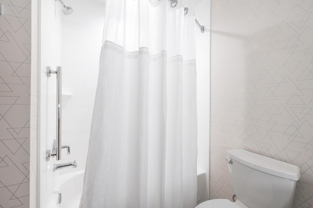 Queen Room with Two Queen Beds at Holiday Inn Express Hotel & Suites St. Robert by IHG