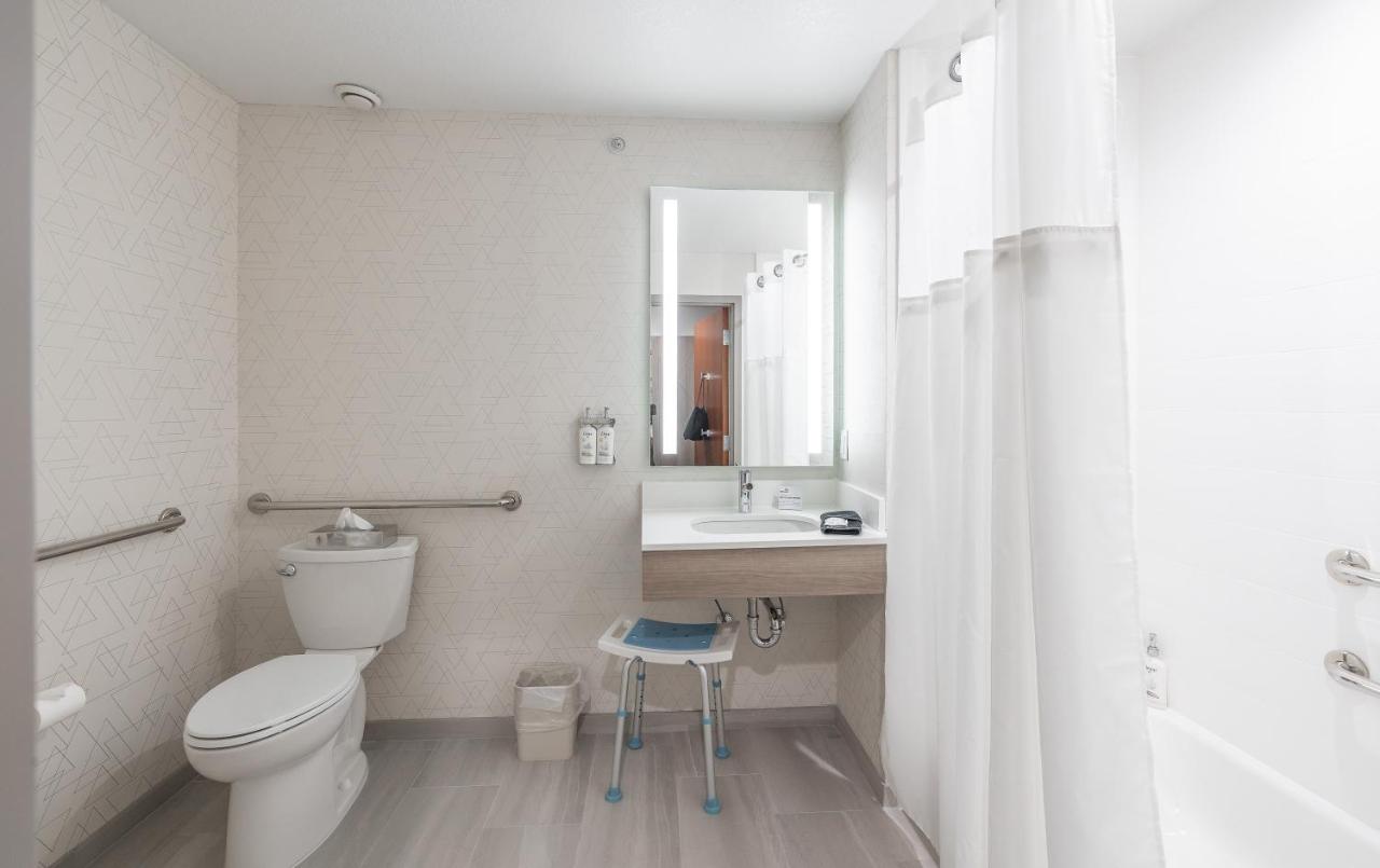 King Room - Mobility Access Tub - Non-Smoking at Holiday Inn Express Hotel & Suites St. Robert by IHG