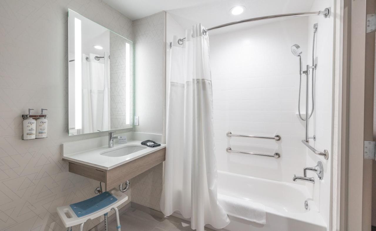 King Room - Mobility Access Tub - Non-Smoking at Holiday Inn Express Hotel & Suites St. Robert by IHG