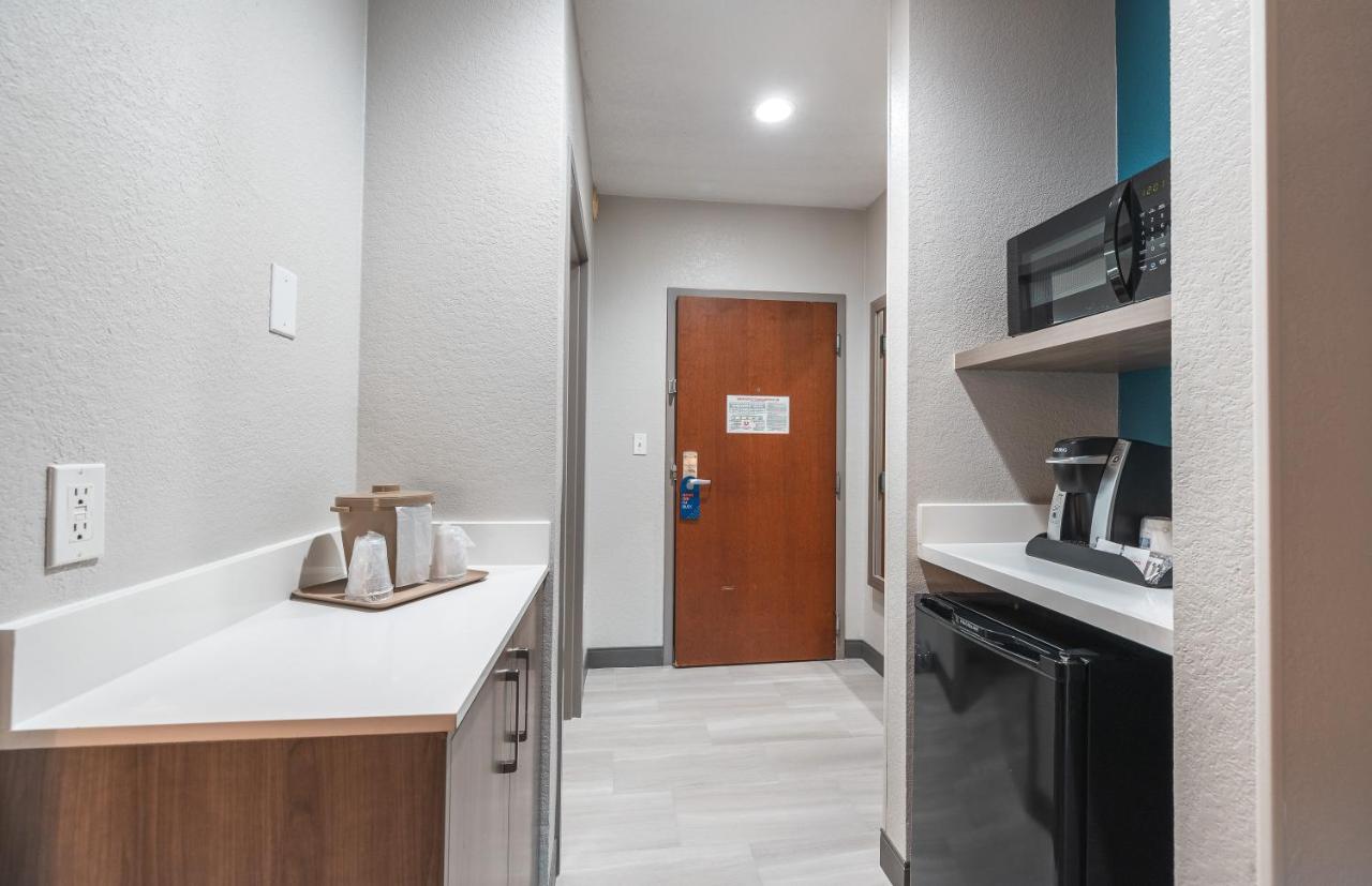 Executive King Suite at Holiday Inn Express Hotel & Suites St. Robert by IHG