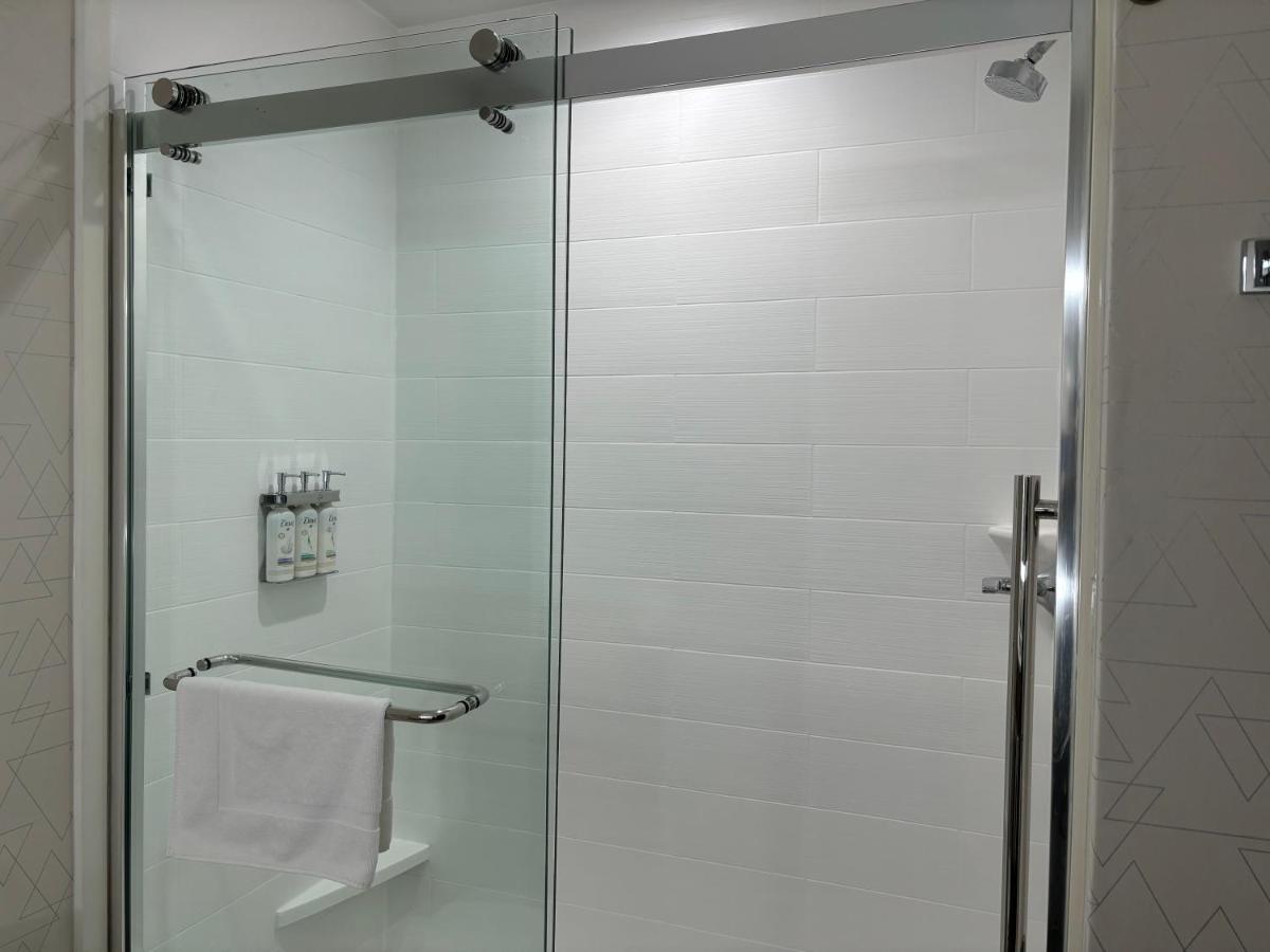 Executive King Suite at Holiday Inn Express Hotel & Suites St. Robert by IHG