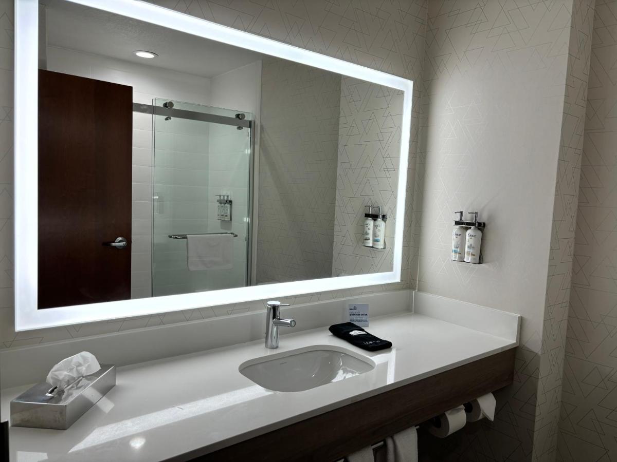 Executive King Suite at Holiday Inn Express Hotel & Suites St. Robert by IHG
