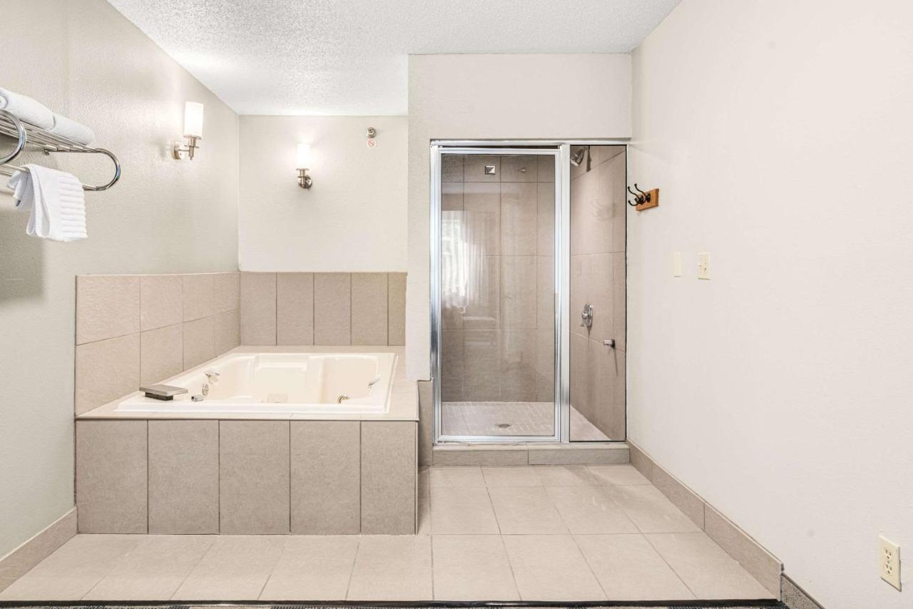 Extended Stay King Suite with Whirlpool and Kitchenette at Country Inn & Suites by Radisson, Brookings, SD