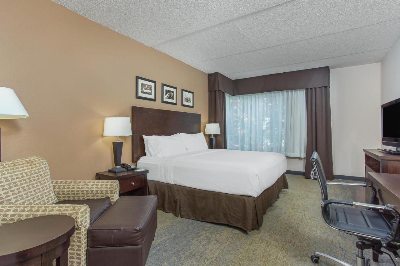 King Room with Roll In Shower - Non-Smoking at Holiday Inn Louisville Airport - Fair/Expo by IHG