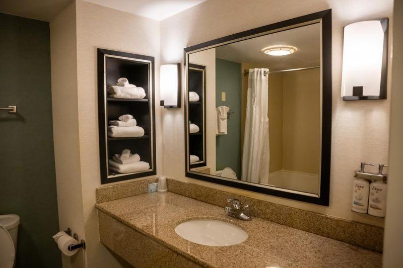 | Holiday Inn Express Hotel & Suites Erie (Summit Township), an IHG Hotel