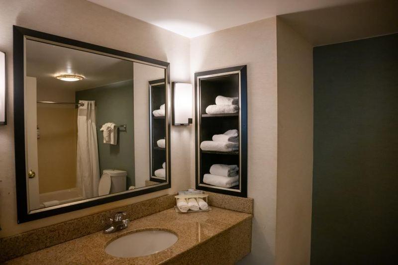| Holiday Inn Express Hotel & Suites Erie (Summit Township), an IHG Hotel