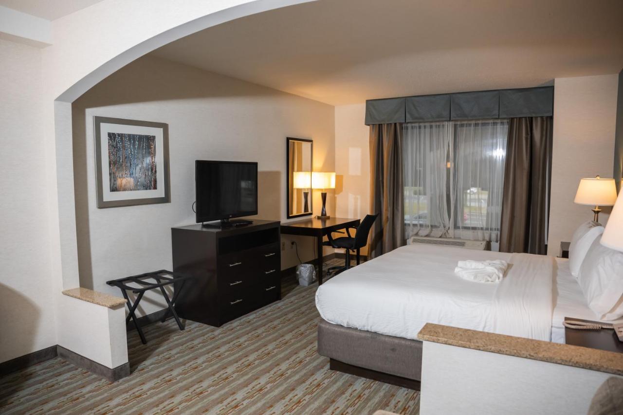 | Holiday Inn Express Hotel & Suites Erie (Summit Township), an IHG Hotel