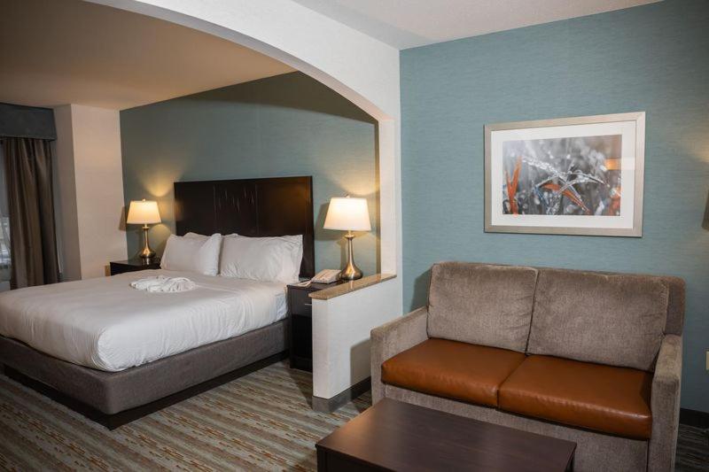 | Holiday Inn Express Hotel & Suites Erie (Summit Township), an IHG Hotel