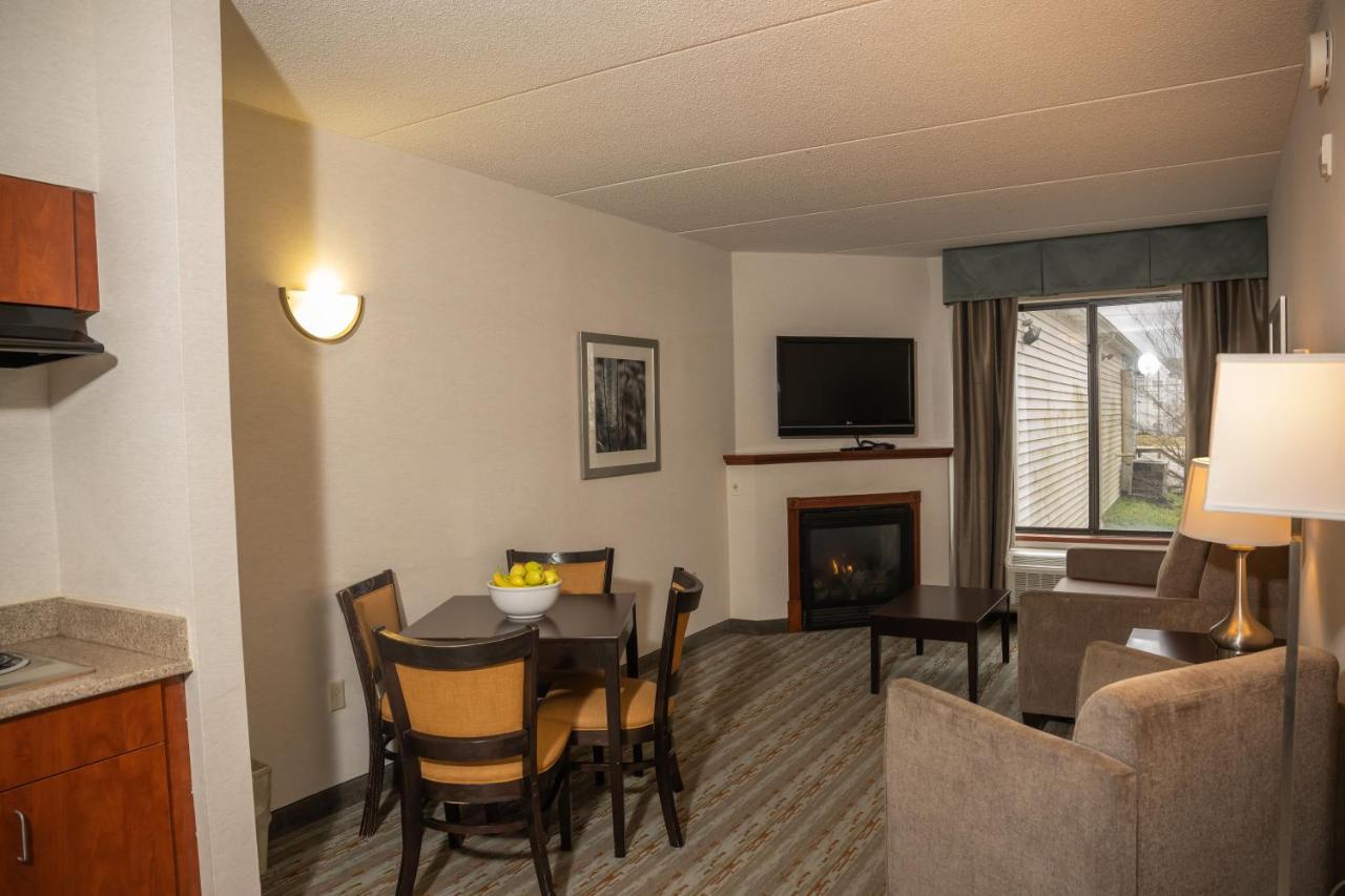 | Holiday Inn Express Hotel & Suites Erie (Summit Township), an IHG Hotel