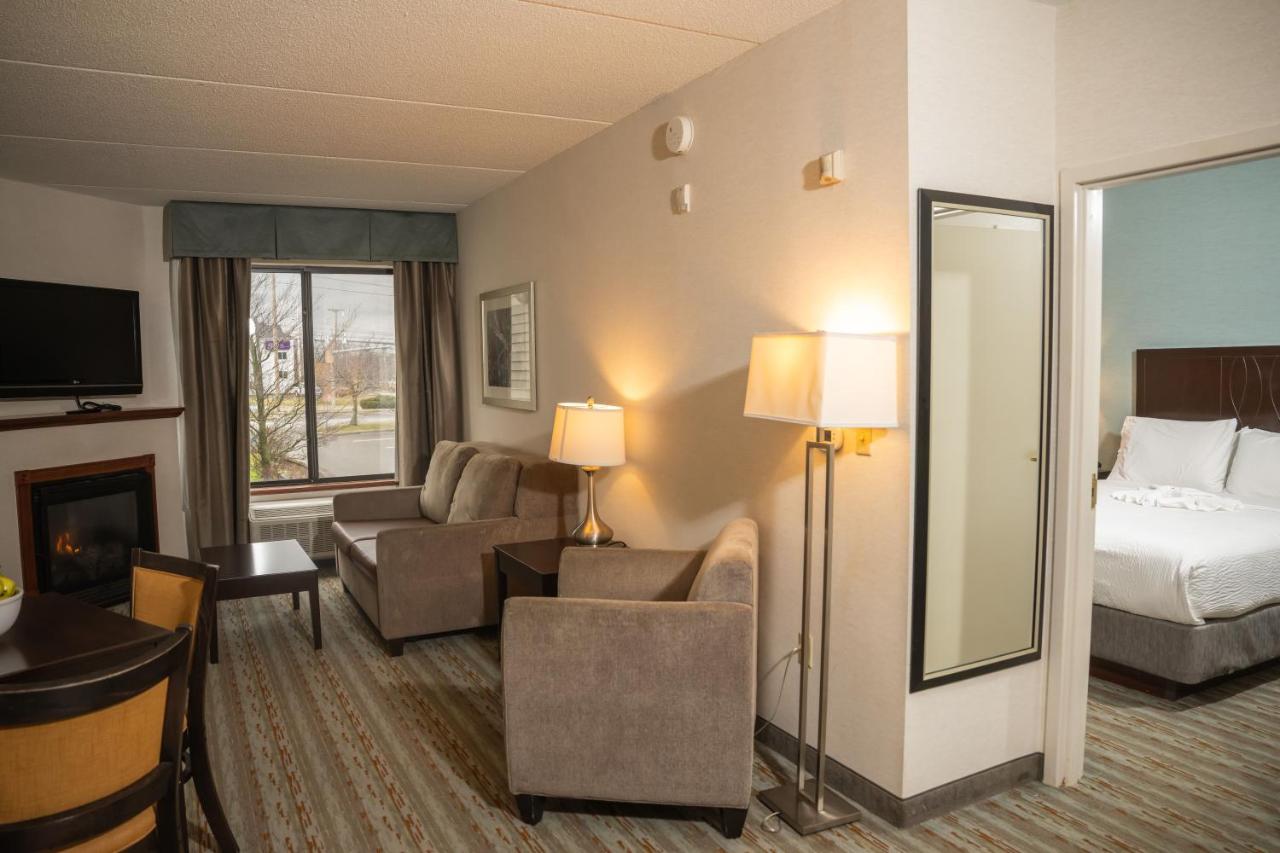 | Holiday Inn Express Hotel & Suites Erie (Summit Township), an IHG Hotel