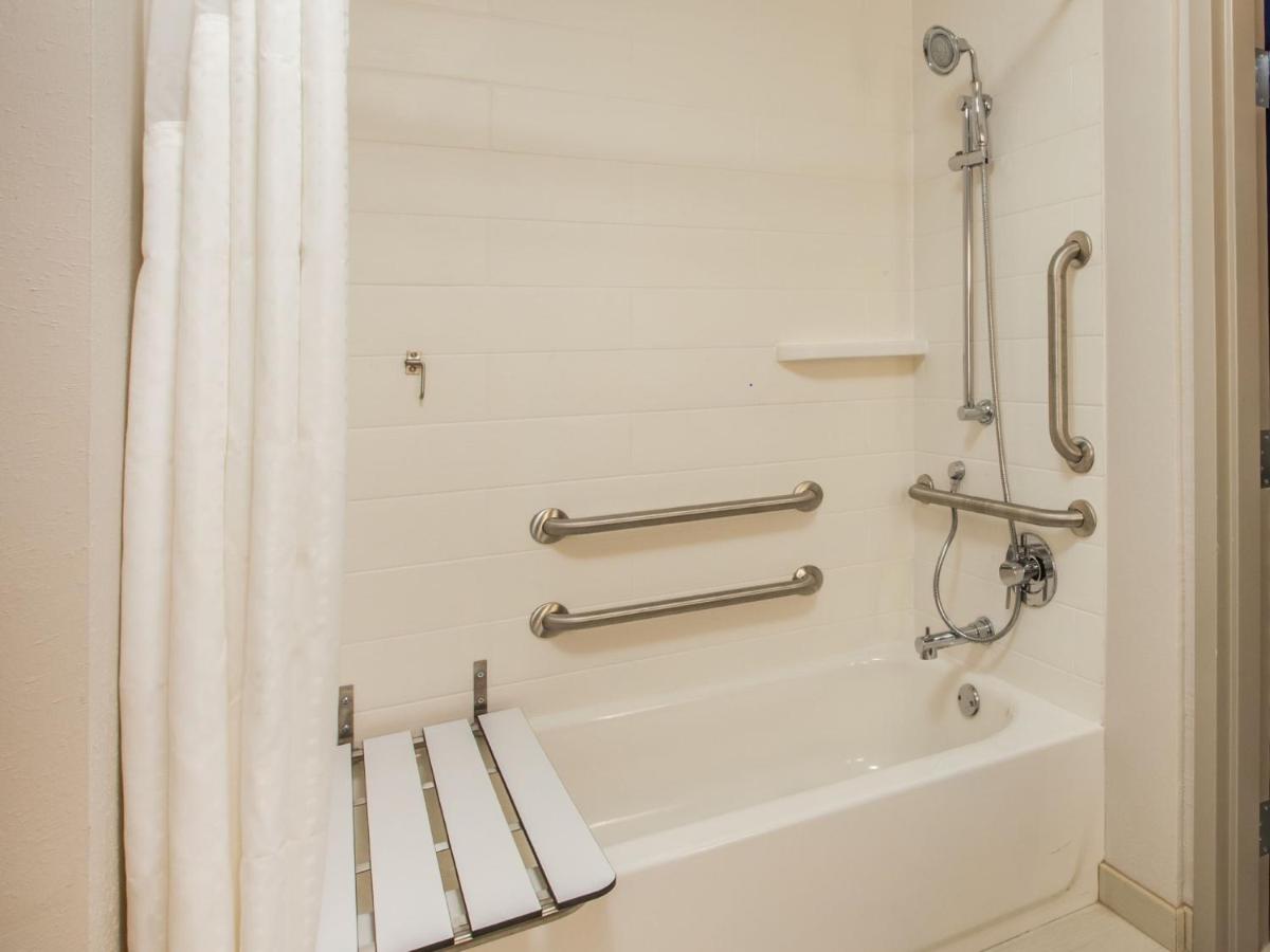 | Holiday Inn Express & Suites Sturbridge, an IHG Hotel