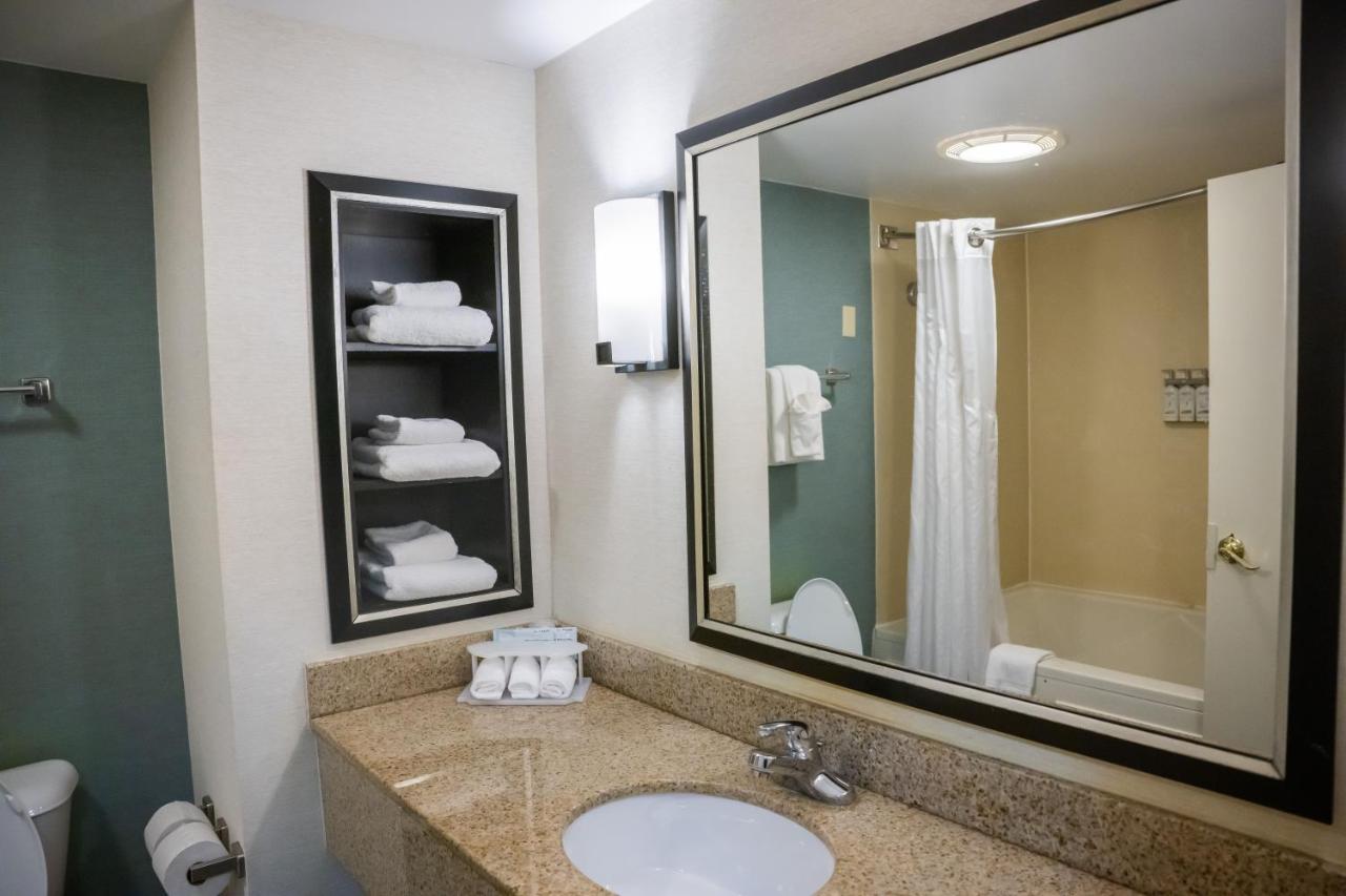 | Holiday Inn Express Hotel & Suites Erie (Summit Township), an IHG Hotel