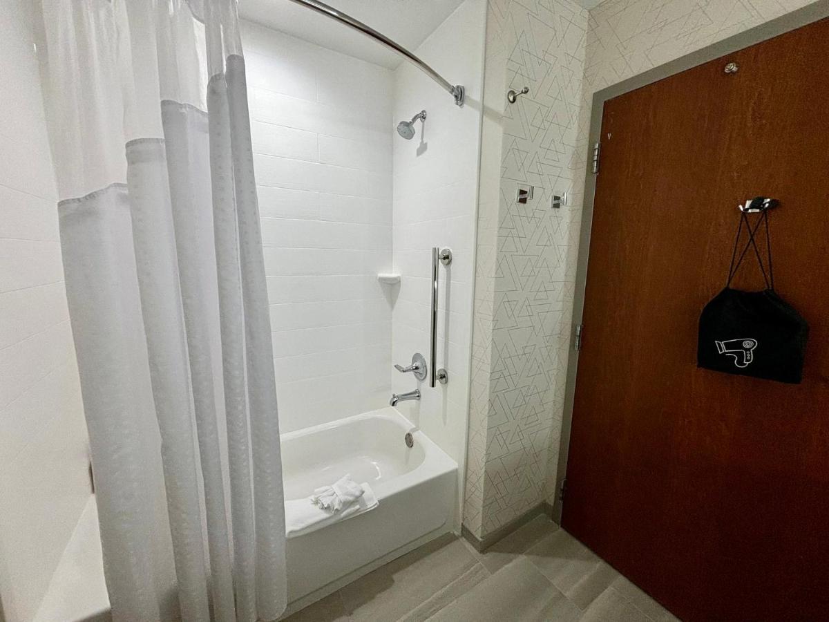 | Holiday Inn Express Hotel & Suites St. Robert, an IHG Hotel