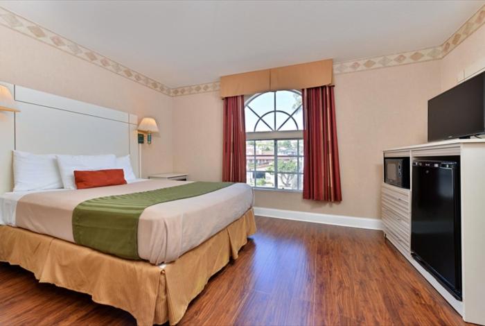 Queen Room at Americas Best Value Inn San Clemente Beach