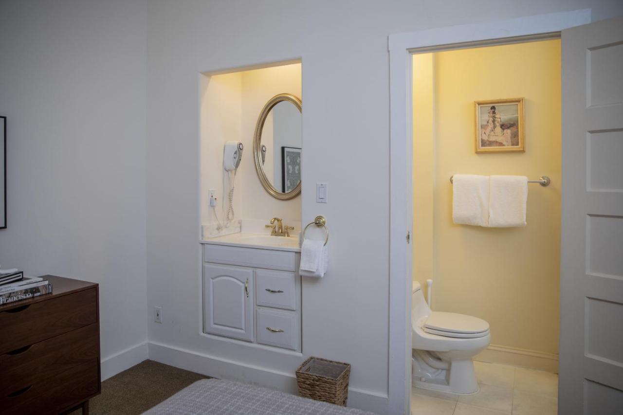 Deluxe Queen Room at Washington Square Inn