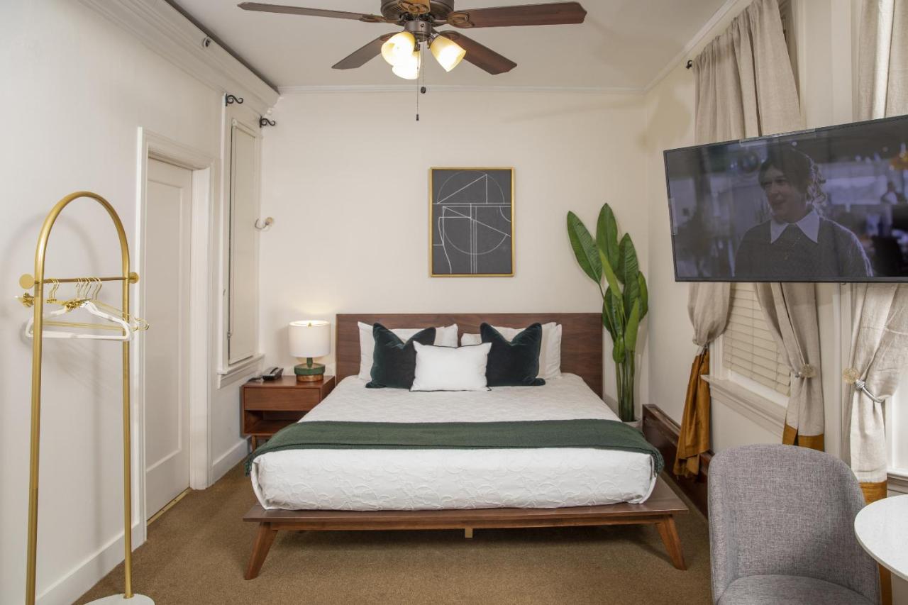 Superior King Room at Washington Square Inn