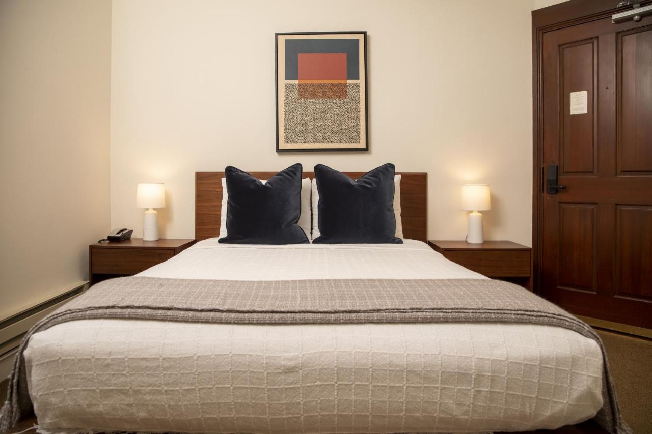 Deluxe Queen Room at Washington Square Inn