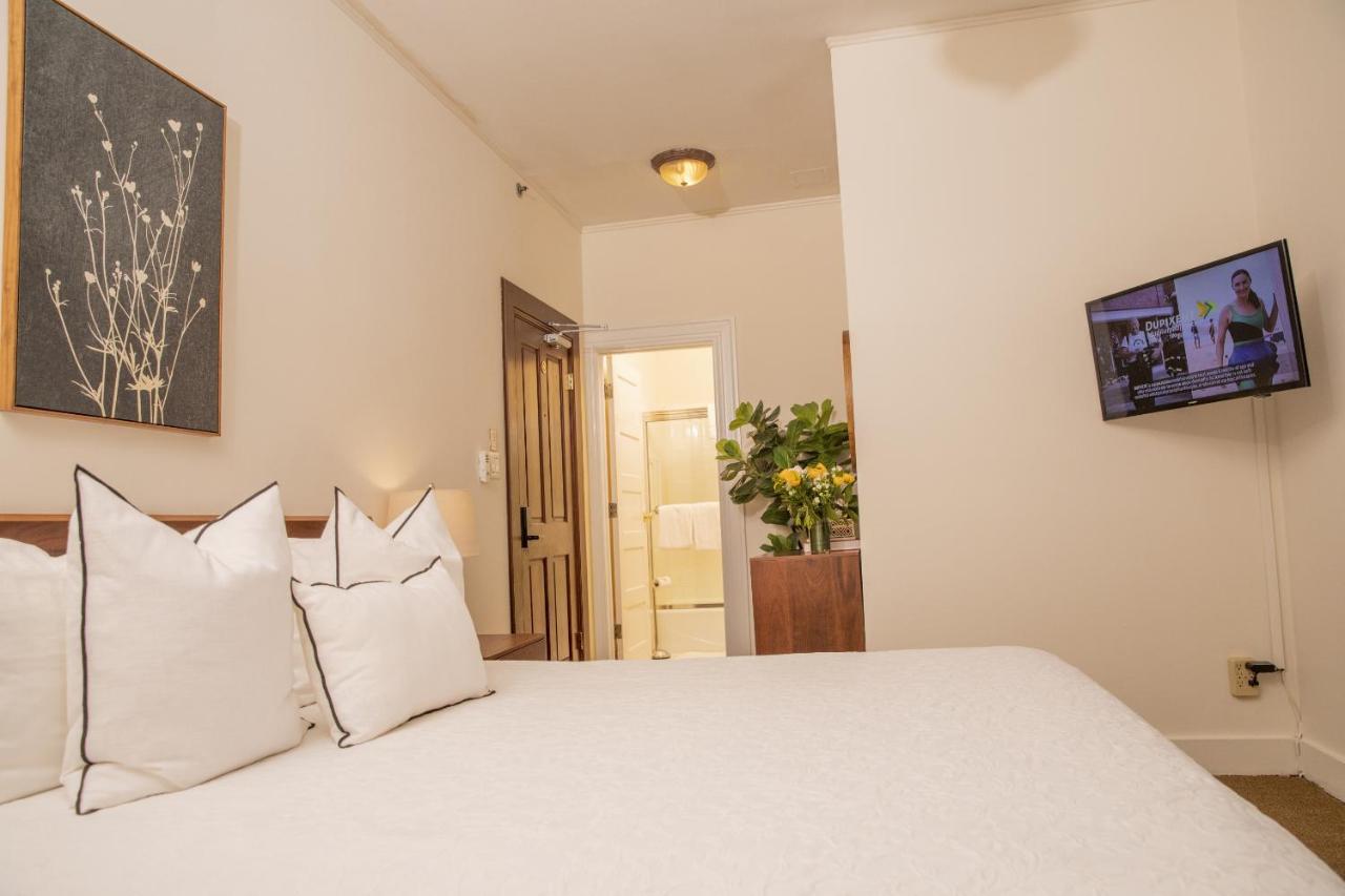 Standard King Room at Washington Square Inn