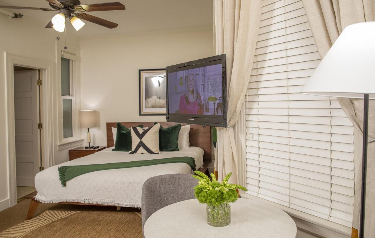 Superior King Room at Washington Square Inn