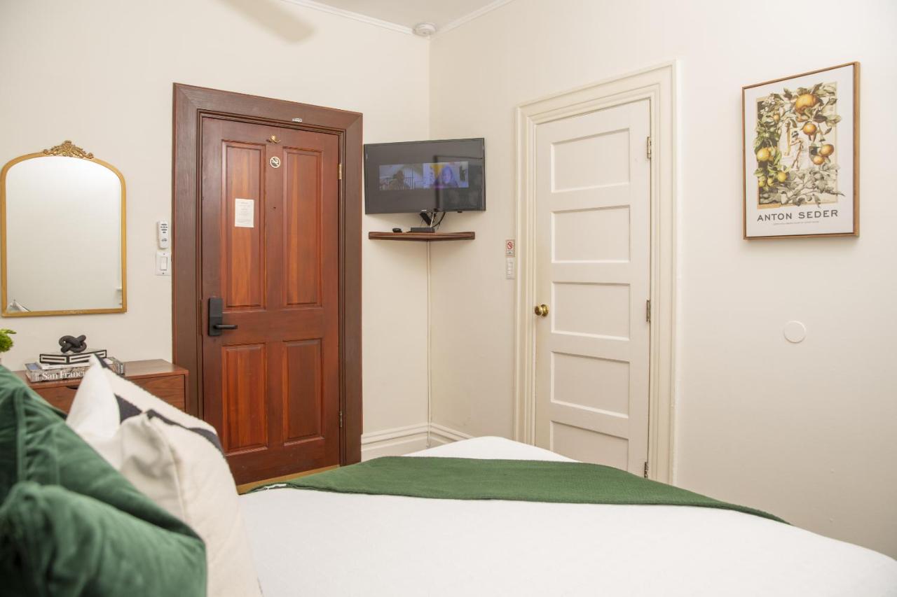 Deluxe Queen Room at Washington Square Inn