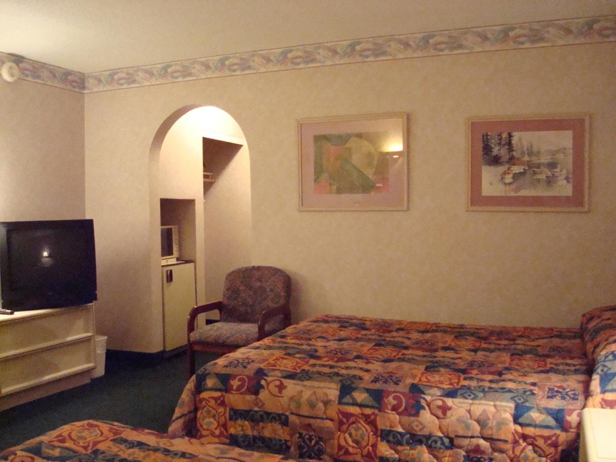 Queen Room with Two Queen Beds at O'Hare Inn & Suites