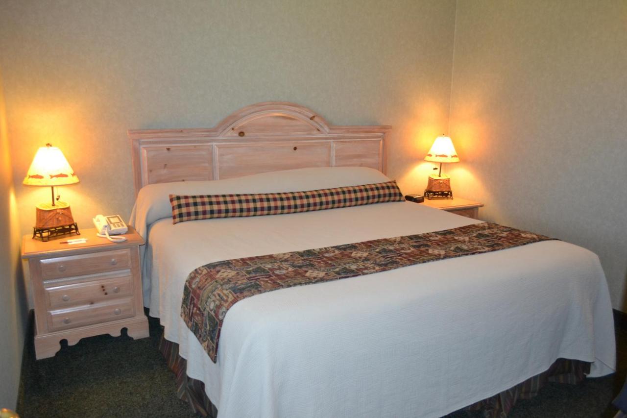 Two-Bedroom Suite at Stafford's Crooked River Lodge & Suites