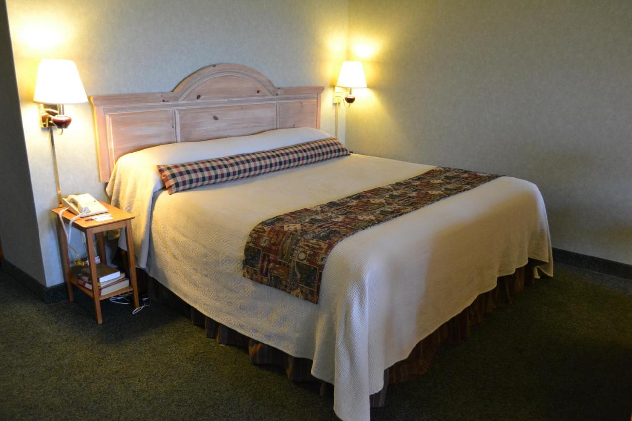 King Room with Spa Bath at Stafford's Crooked River Lodge & Suites