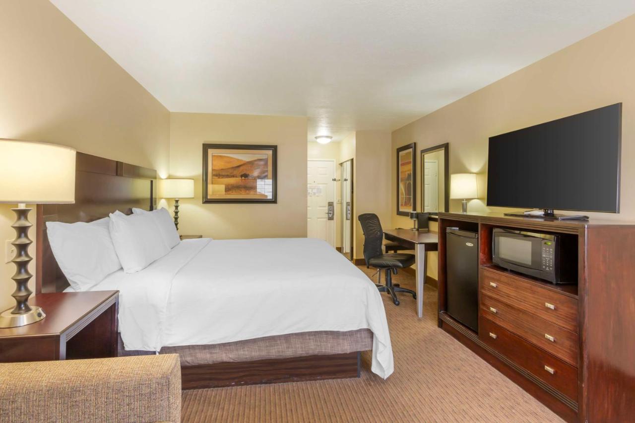 Best Western Plus Cottontree Inn