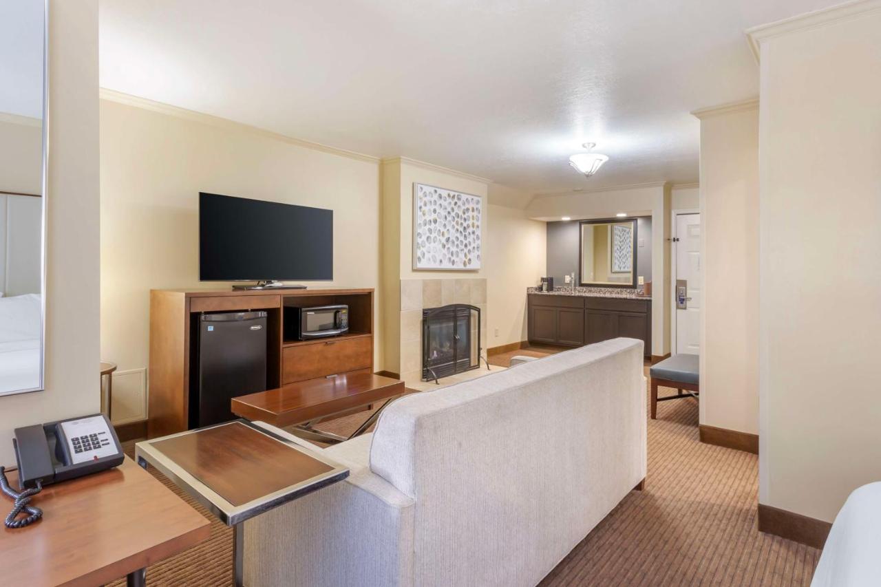 Deluxe King Suite at Best Western Plus Cottontree Inn