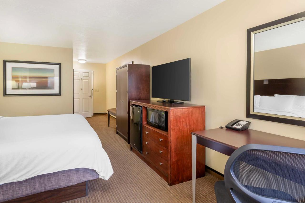 King Room with Bath Tub - Disability Access Room/Non-Smoking at Best Western Plus Cottontree Inn