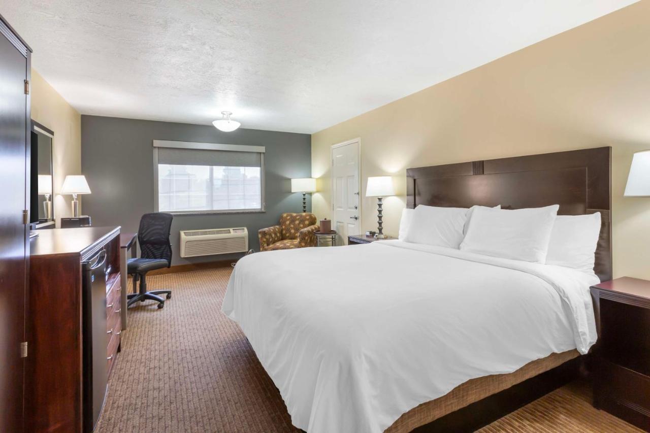 King Room with Roll-In Shower - Disability Access at Best Western Plus Cottontree Inn