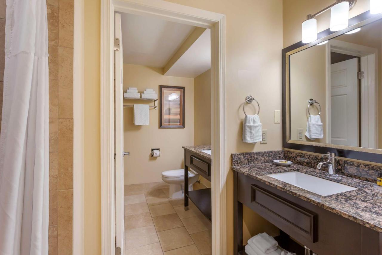 Deluxe King Suite at Best Western Plus Cottontree Inn
