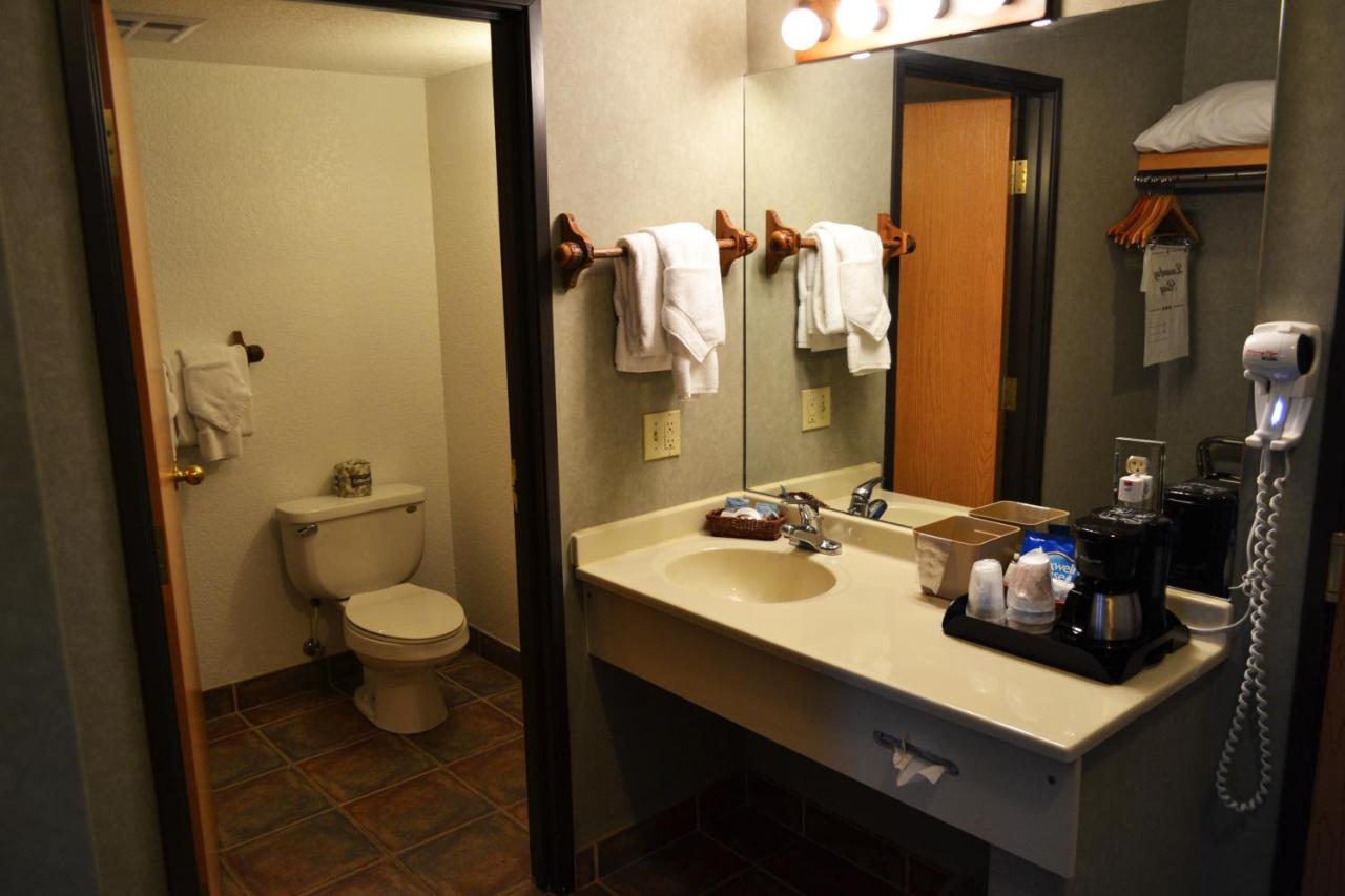 Double Room with Balcony at Stafford's Crooked River Lodge & Suites