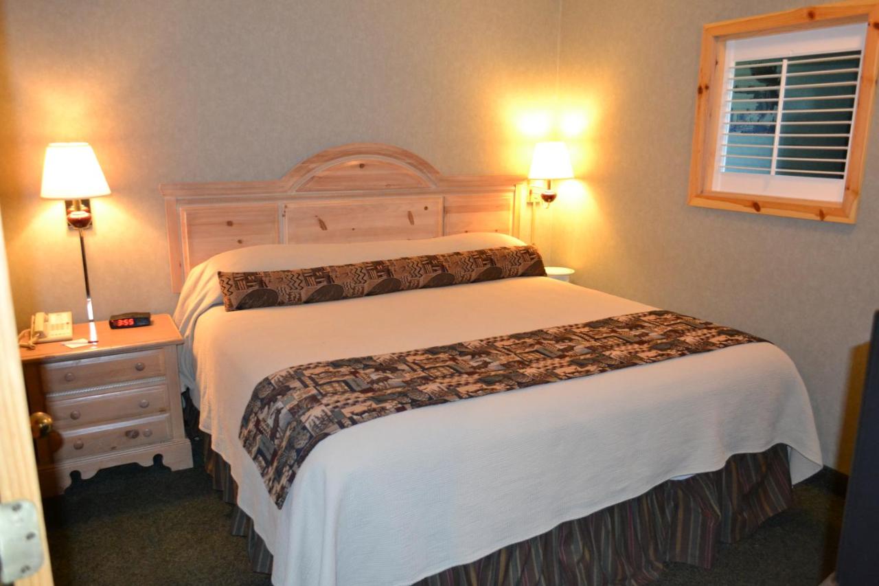 King Room with Balcony at Stafford's Crooked River Lodge & Suites