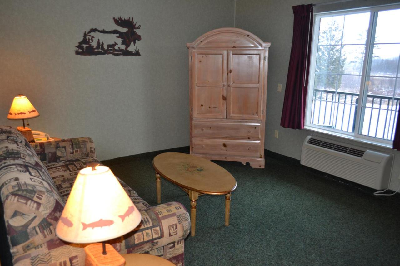 King Room with Balcony at Stafford's Crooked River Lodge & Suites