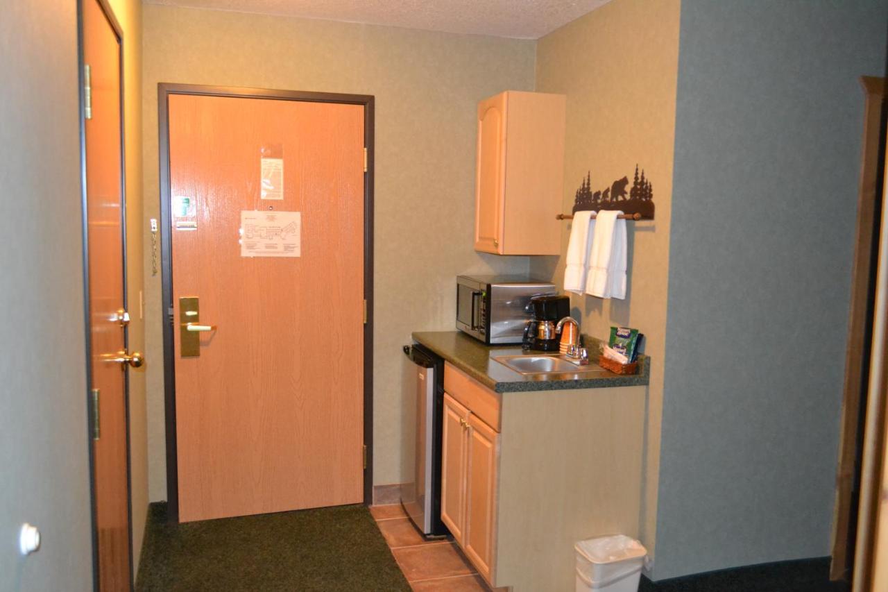 King Room with Balcony at Stafford's Crooked River Lodge & Suites