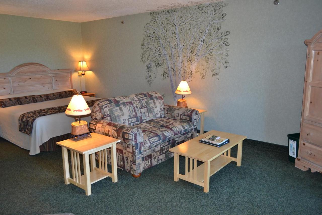 King Room with Spa Bath at Stafford's Crooked River Lodge & Suites