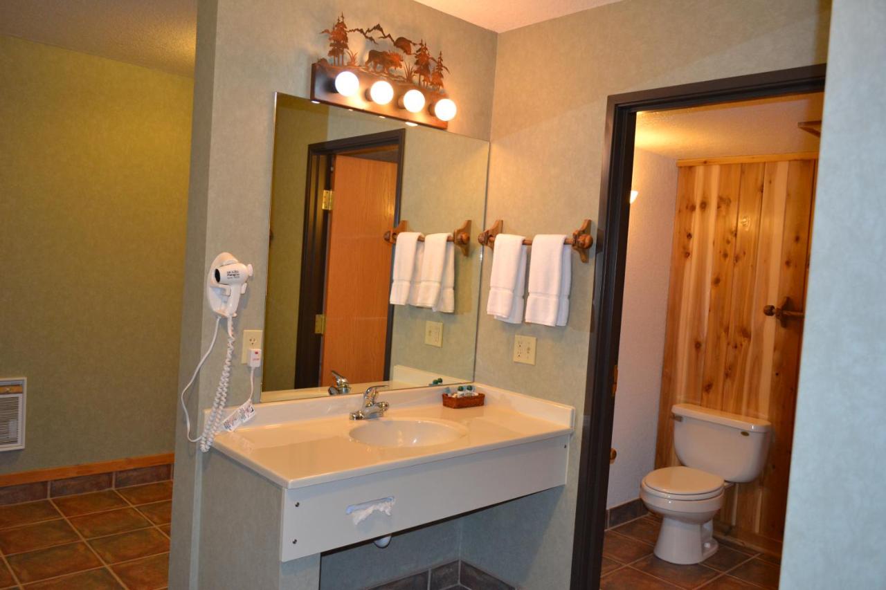 King Room with Spa Bath at Stafford's Crooked River Lodge & Suites