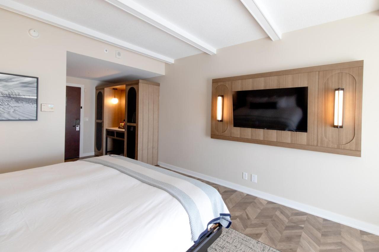 Standard King Room at The Inn At Harbor Shores