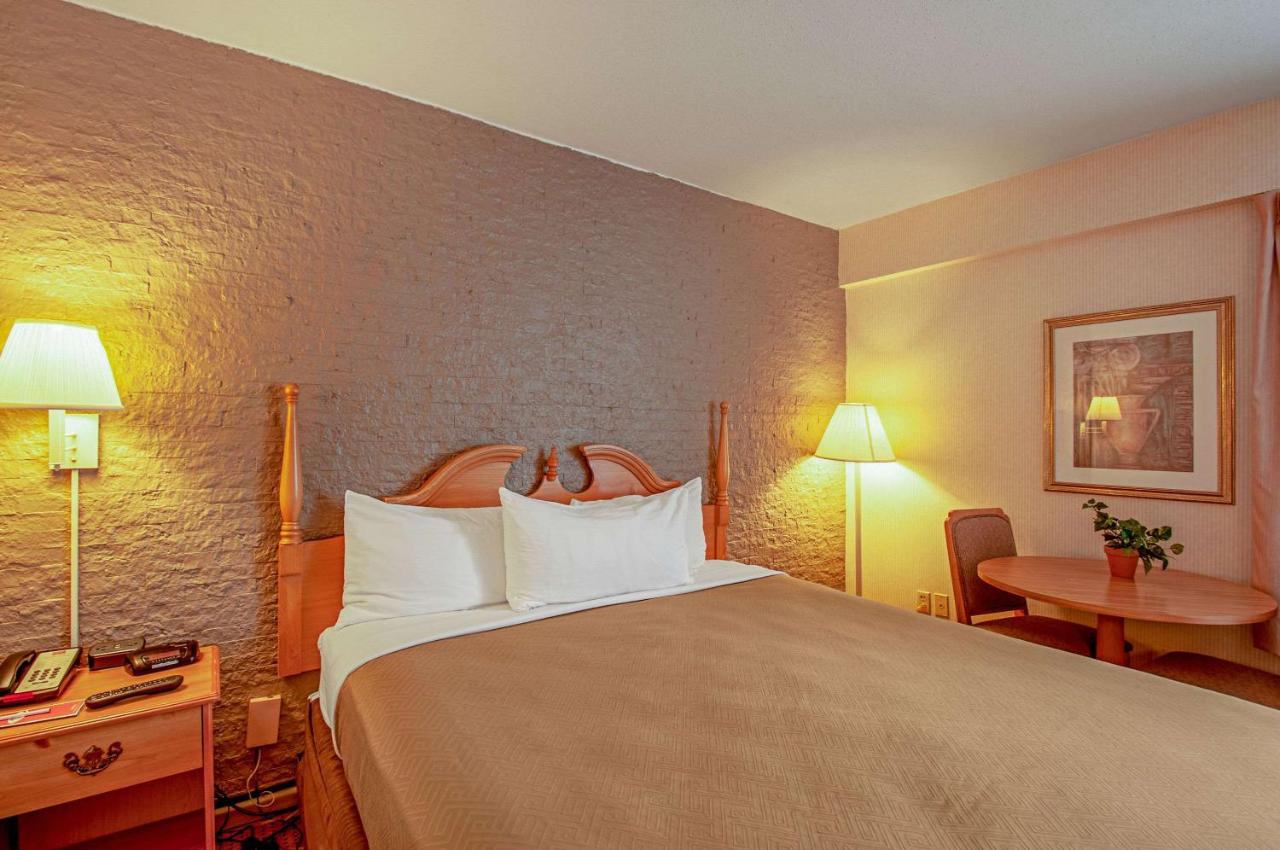 King Room at Econo Lodge Metro