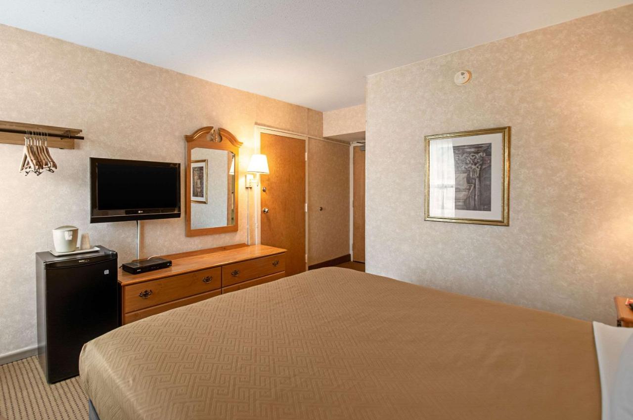 King Room at Econo Lodge Metro