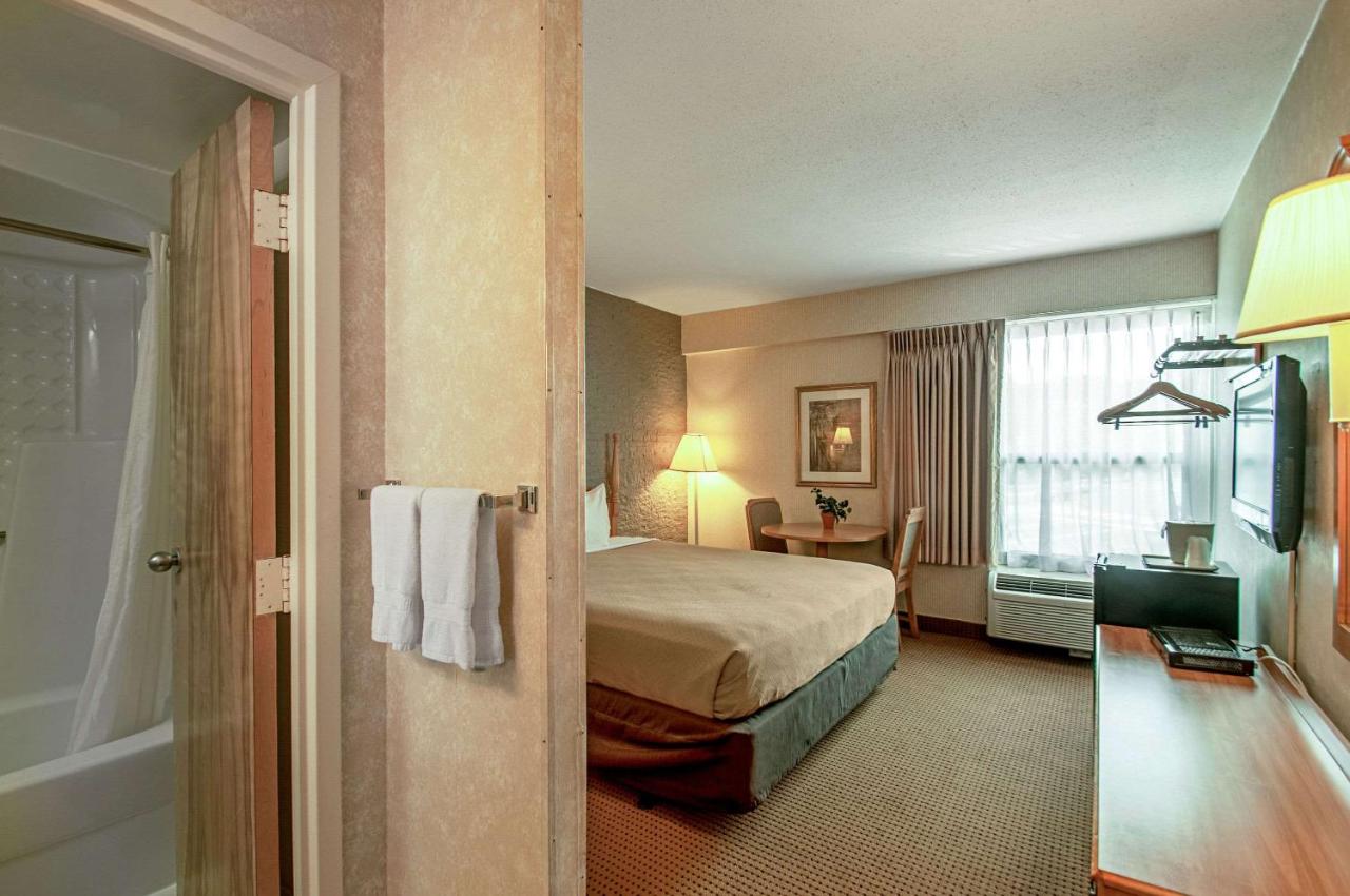 King Room at Econo Lodge Metro