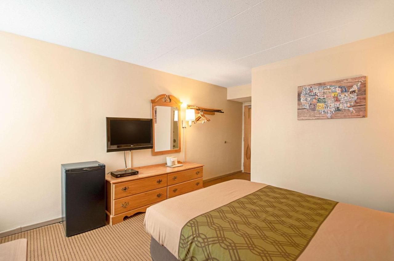 Queen Room - Non-Smoking at Econo Lodge Metro